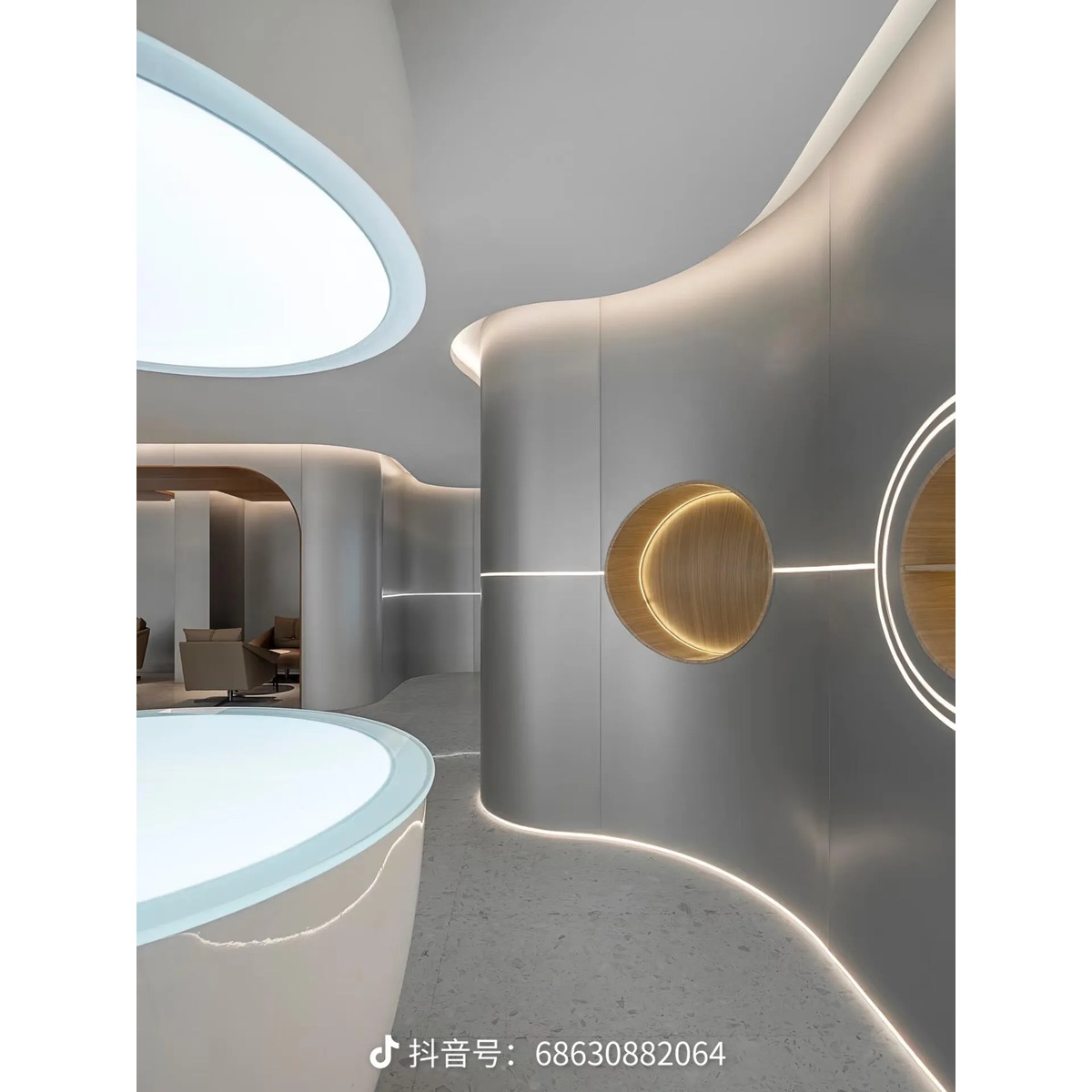 Interior reference with curved metallic wall forms